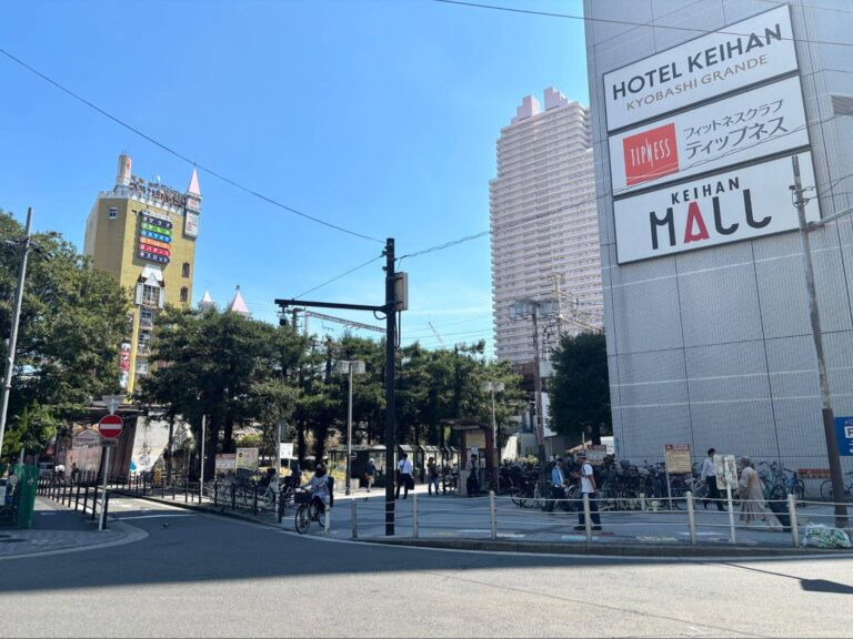 【大阪市都島区】こんなところに？ターミナルと庶民的な歓楽街の狭間。京橋駅前、京街道及び大和街道道標(オリジナル）