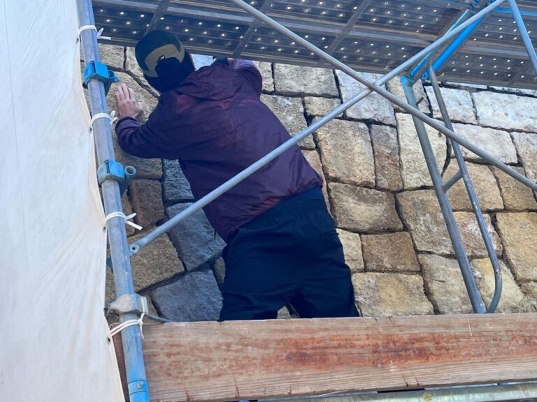 【富田林市】金剛東中央公園の壁でペイントをしているアーティストを発見！彼の目的は？結果は文化の日に！（2022年10月27日アーカイブ記事）