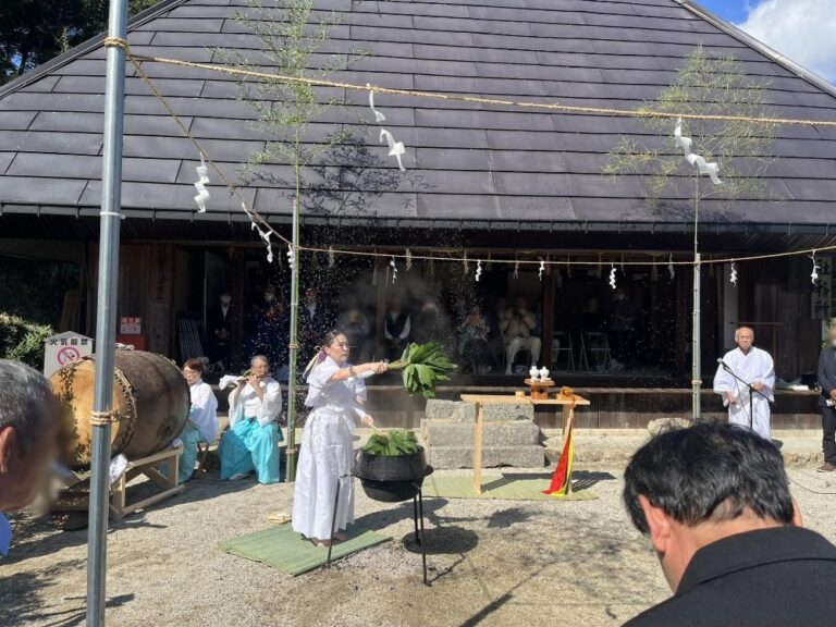 【河内長野市】楠木正成との接点がある加賀田神社で例大祭の湯立神事。12日は加賀田フェスティバルを開催