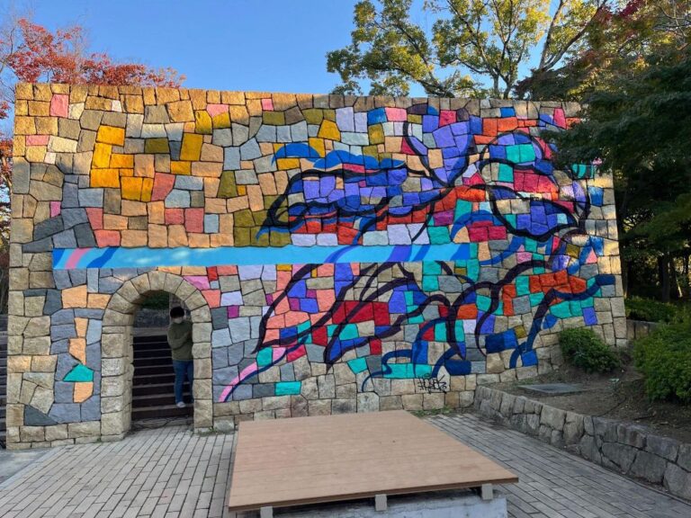 【富田林市】新スポット誕生！11月3日に完成した金剛東中央公園のミューラル作品はどんな思いで描かれた（2022年11月13日アーカイブ記事）