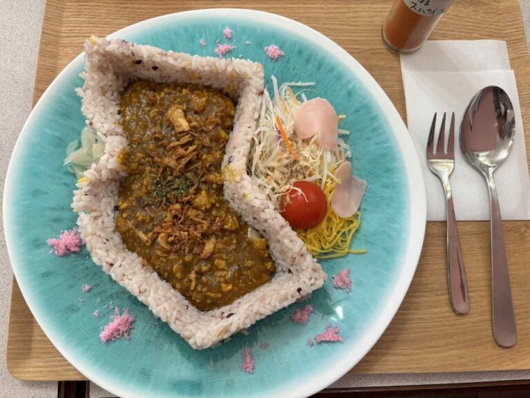 【大阪狭山市】桜並木も再現！旨さと美しさが共存、キーマのダムカレーは市役所前の桜～Cafe&Bar～